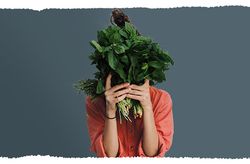 Die neuen Voelkel 0,5l Liter Flaschen auf einem gedeckten Frühstückstisch