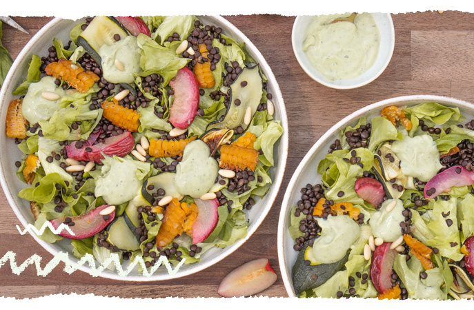 Sommersalat mit gebackener Zucchini, Mais und Nektarine