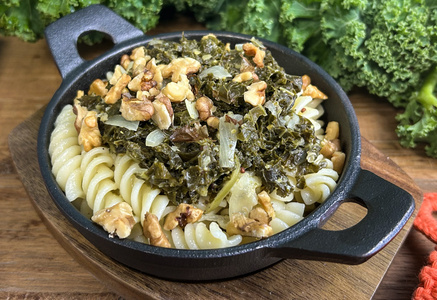 KI generiert: Das Bild zeigt eine Auswahl an frischem Gemüse und Obst, darunter Wirsing, Brokkoli, Kirschtomaten, Karotten, Kohlrabi, Gurke und Mandarinen. Der Hauptinhalt ist die Vielfalt an gesunden und farbenfrohen Lebensmitteln.