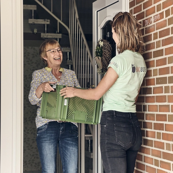 Lisa Lieferung Haustür zufriedene Kundin