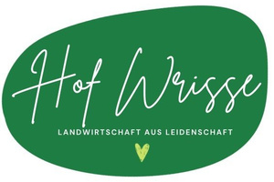 KI generiert: Grünes Logo mit dem Text: "Hof Wrisse – Landwirtschaft aus Leidenschaft" und kleinem Herz-Symbol.