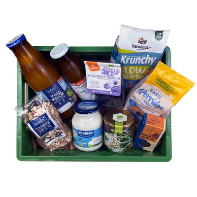 KI generiert: Eine Kiste voller Bio-Lebensmittel wie Milch, Müsli, Joghurt und Nüsse.