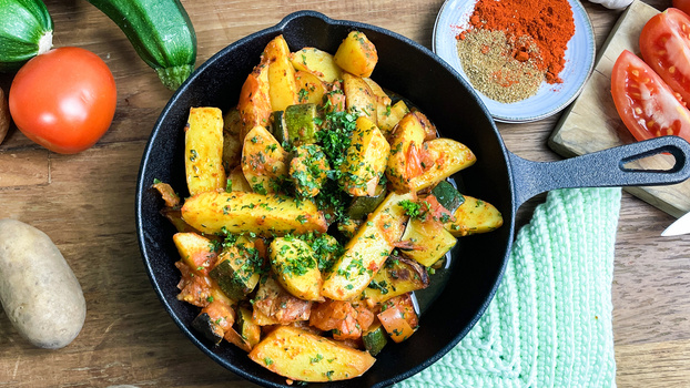 Rezeptbild für Veganuary Aktionsbox: Orientalische Kartoffelwürfel aus dem Ofen mit Zucchini (vegan)