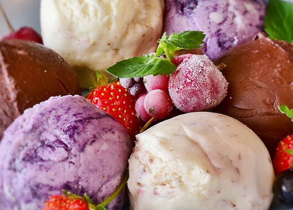 Weingläser stoßen an