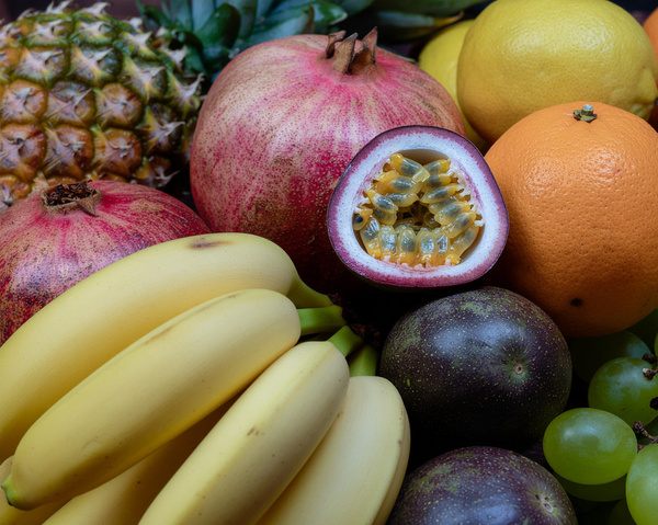 KI generiert: Verschiedene Früchte wie Bananen, Ananas, Granatapfel und Passionsfrucht.