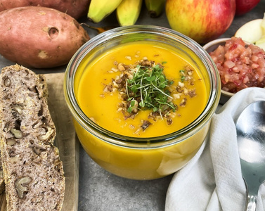 Fruchtige Kürbissuppe mit Süßkartoffel und Banane