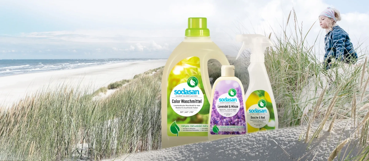 KI generiert: Strandreinigungsmittel von Sodasan vor Dünenlandschaft; Text: "sodasan Color Waschmittel, Lavendel & Minze, Dusche & Bad".