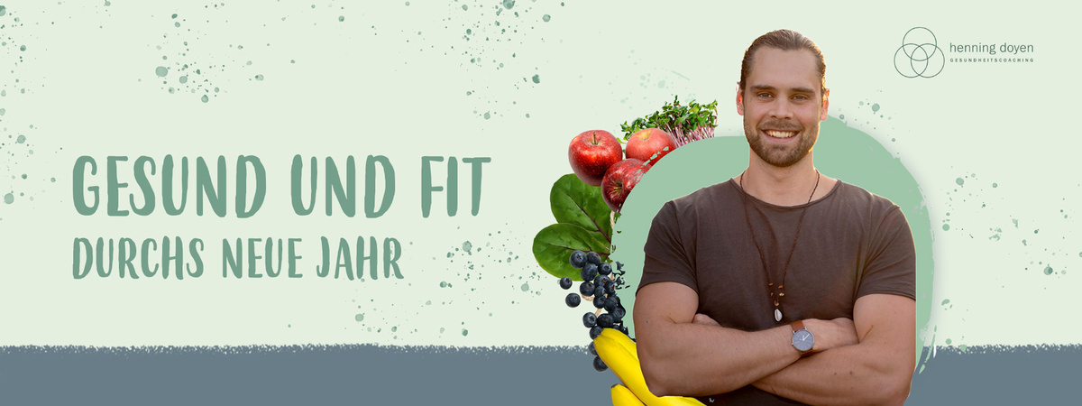 KI generiert: Man lächelt vor Obst und Gemüse mit Text: "GESUND UND FIT DURCHS NEUE JAHR".