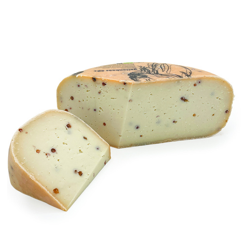 KI generiert: Ein Stück und ein angeschnittener Laib Käse mit Kräutern.