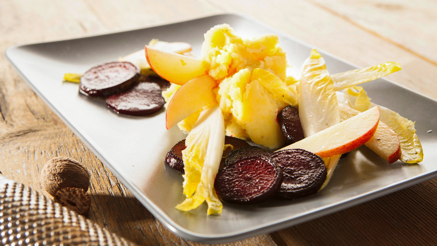 Rezeptbild für 240. Gebratene Rote Bete mit Kartoffelstampf und Chicorée Salat
