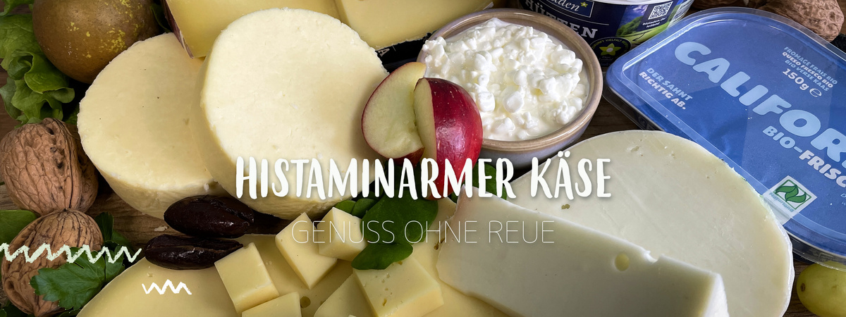 Das Bild zeigt verschiedene Zutaten, die typischerweise beim Raclette verwendet werden, wie Kartoffeln, Schinken, Käse und eingelegte Tomaten. Im Hintergrund ist ein Raclette-Grill zu sehen.