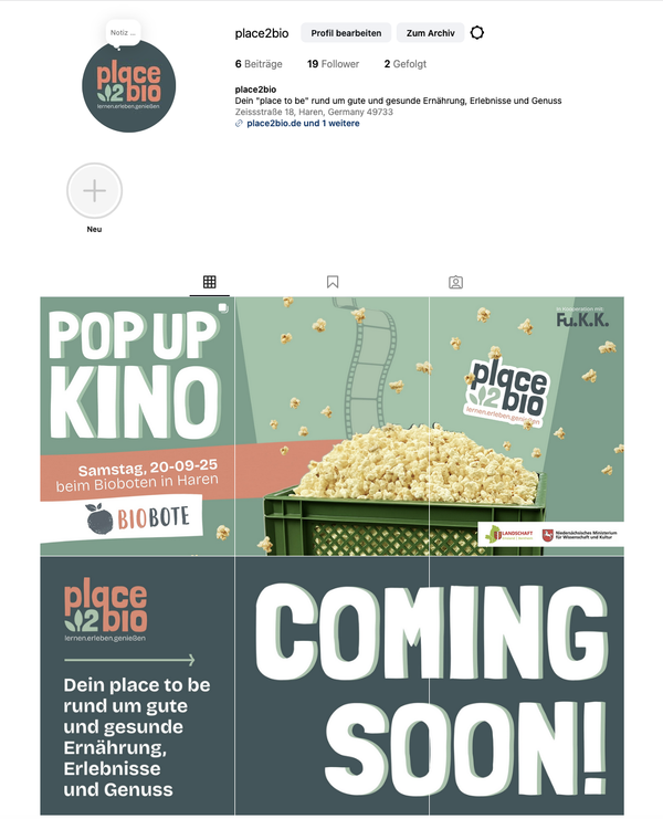 KI generiert: Ein Pop-up-Kino-Event mit Popcorn-Grafik und Text: "POP UP KINO", "COMING SOON", "Samstag, 20-09-25 beim Bioboten in Haren".