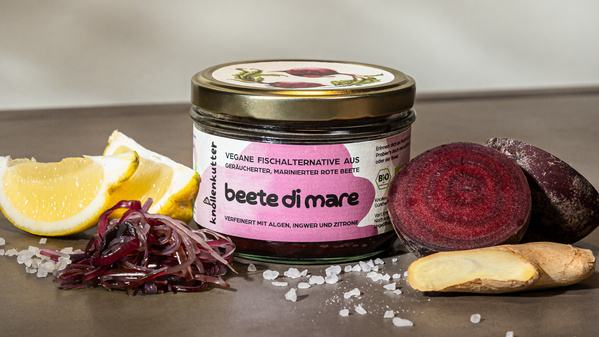 KI generiert: Vegane Fischalternative "beete di mare" aus Roter Bete neben Zitronenscheiben, Algen, Salz und Ingwer.