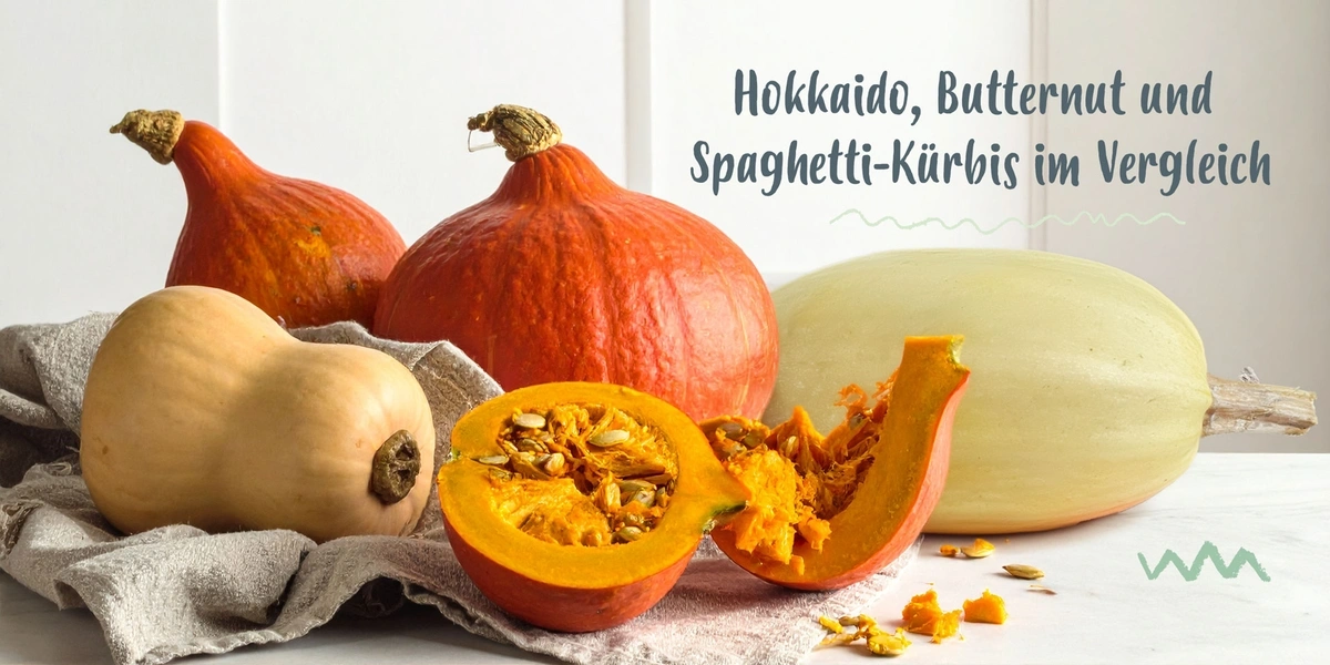 KI generiert: Drei Kürbissorten: Hokkaido, Butternut, Spaghetti. Text: "Hokkaido, Butternut und Spaghetti-Kürbis im Vergleich".