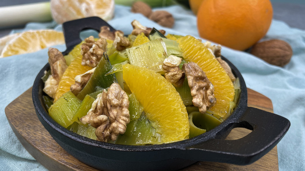 Rezeptbild für 130. Porreegemüse mit Orangenfilets und Walnuss