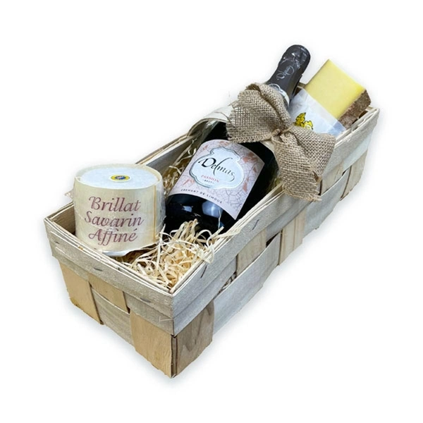 KI generiert: Geschenkkorb mit Käse und einer Weinflasche, dekoriert mit einer Schleife. Text: "Brillat Savarin Affiné".