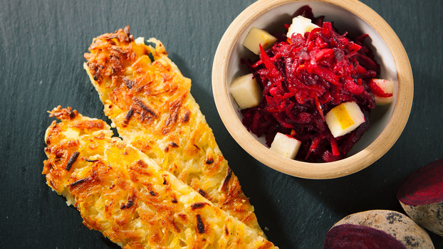 Rezeptbild für 247. Knusprige Kartoffel Pastinaken Rösti mit Rote Bete Apfelsalat (vegan)