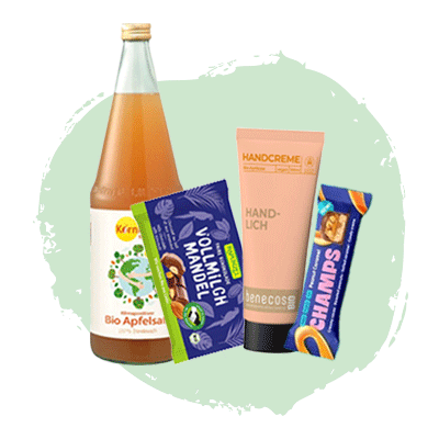 KI generiert: Flasche Bio Apfelsaft, Handcreme, Schokolade und Riegel vor grünem Hintergrund. Text: „Bio Apfelsaft, VOLL MILCH MANDEL, BENECOS."