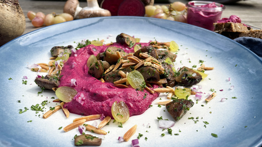 Rote-Bete-Hummus mit Nuss-Pilzen