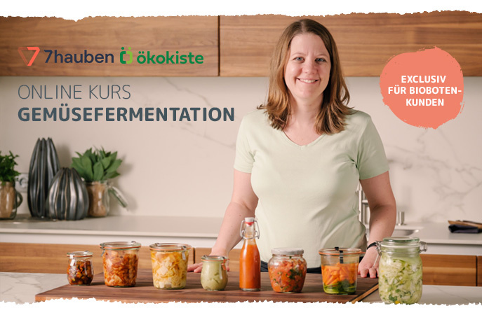 KI generiert: Vier Personen genießen ein Picknick im Freien, während eine Frau Wein einschenkt.