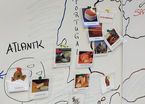 Käseländer Frankreich, Schweiz, Österreich, Italien, Deutschland, Spanien & Portugal, Käseländer der Welt (Großbritannien, Skandinavien, Holland, Belgien, Osteuropa etc.)  Dieser Teil der Sommelier Ausbildung war sehr anspruchsvollste und richtig spannend.  Wir hatten großartige Dozenten, die uns die Geschichte, die Regionen und Merkmale der einzelnen Käseländer hervorragend und in einer Ausführlichkeit erläuterten. Jeder AOP-Käse des Käselandes, sowie seine Eigenschaften und die dazu notwendige Verkostung des Käses war fester Bestandteil dieser Ausbildung. Tomme de Savoie, Gruyere, Saint Maure de Touraine oder auch der Gorgonzola Dolce war ein kleiner Teil von über 100 Käsesorten, die wir intensiv erlernten.  Schon gewusst?  Wieviel Milch wird für einen einzigen Emmentaler Laib verwendet?  Ganz einfach: Für einen einzigen Laib werden etwa 1000 Liter Milch benötigt. Daher wird dieser Käse in Genossenschaften erzeugt. Jährlich werden etwa 500 Millionen Liter Milch in der Schweiz zu Emmentaler verarbeitet.