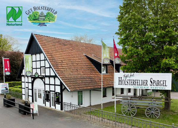 KI generiert: Fachwerkgebäude mit Schildern: "Holsterfelder Spargel – Natürliche Wertvoll", "Naturland", "Gut Holsterfeld".