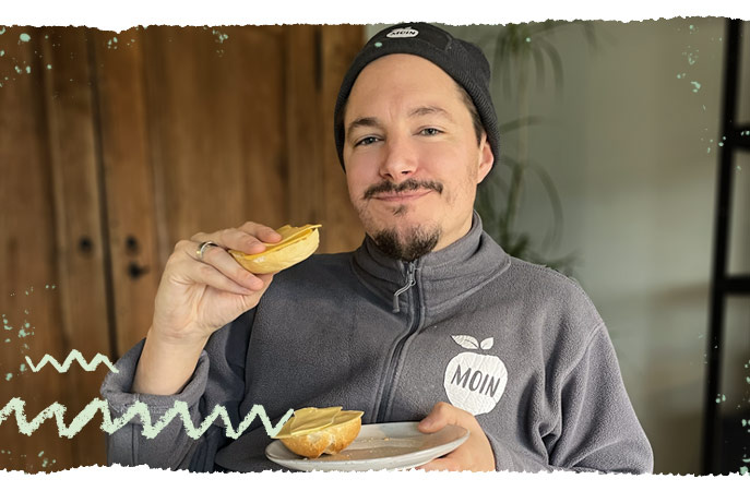 Sebastian mit Käsebrötchen