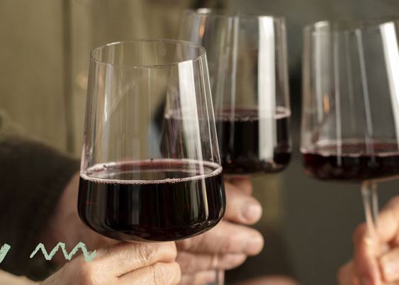 KI generiert: Drei Personen stoßen mit Gläsern Rotwein an.