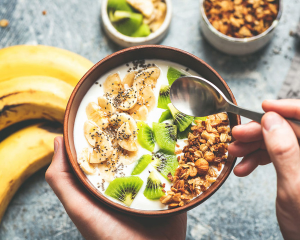 Frühstücksbowl mit Obst, Granola und Nüssen