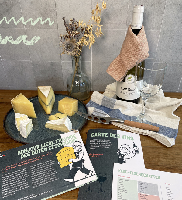 KI generiert: Käseplatte und Wein mit Broschüren über Geschmäcker und Weine. Texte: "BONJOUR LIEBE FREUNDE DES GUTEN GESCHMACKS", "CARTE DES VINS".