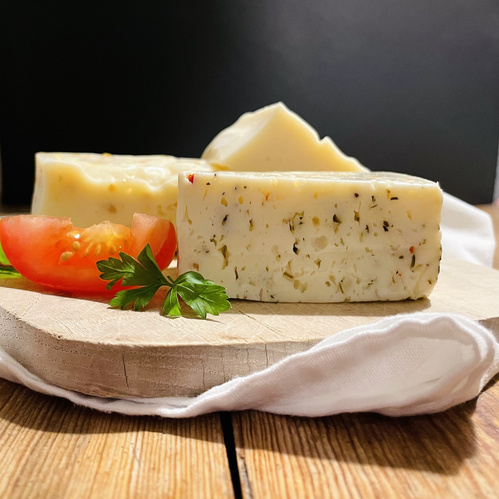 KI generiert: Käse und Tomate auf einem Holzbrett, garniert mit Petersilie.