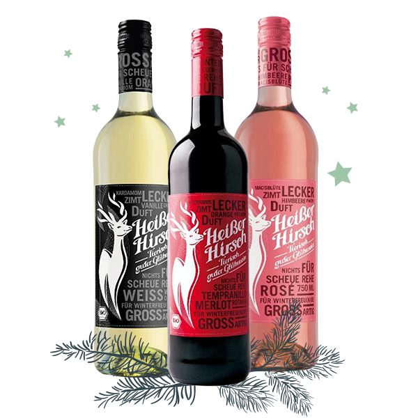 KI generiert: Drei Flaschen "Heißer Hirsch" Glühweine in Rot, Weiß und Rosé vor weihnachtlicher Dekoration.