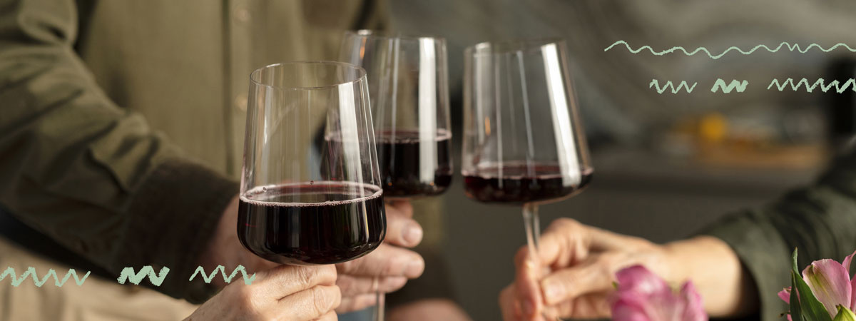 Header Weingläser anstoßen Rotwein
