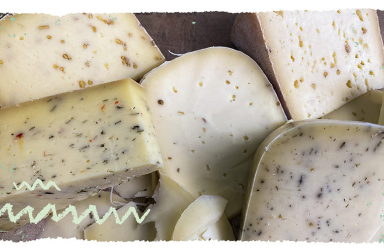Käse mit Kräutern und Samen
