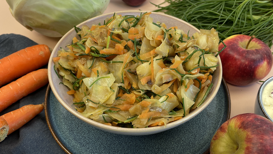 Rezeptbild für 341. Geschmorter Weißkohl mit Mönchsbart und Apfel-Dip