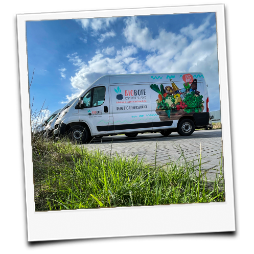 KI generiert: Ein Lieferwagen mit Werbung von "BIOBOTE" auf einem Parkplatz, mit Himmel und Wiese im Hintergrund.