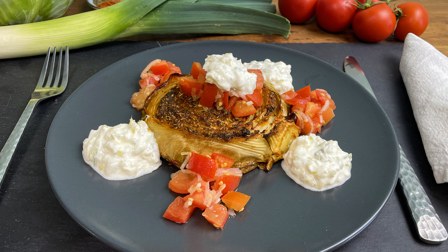 Rezeptbild für 180. Steaks vom Weißkohl aus dem Ofen mit Tomatensalat