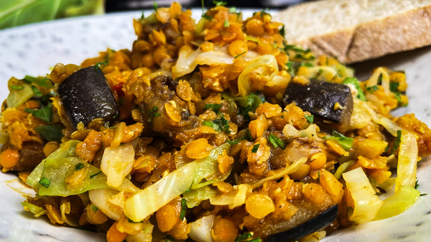 Rezeptbild für 101. Indischer Linseneintopf mit Aubergine und Spitzkohl (vegan)