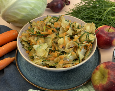 Geschmorter Weißkohl mit Mönchsbart und Apfel-Dip