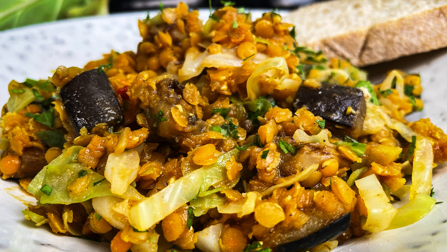Rezeptbild für 105. Indischer Linseneintopf mit Aubergine und Spitzkohl (vegan)