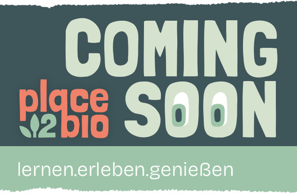 KI generiert: "Coming Soon"-Ankündigung für place2bio, mit Text: "lernen.erleben.genießen".