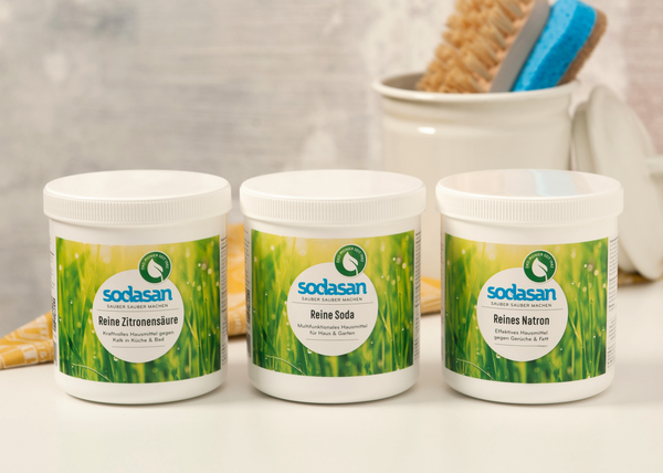 KI generiert: Drei Behälter mit Sodasan-Produkten: Zitronensäure, Soda und Natron.