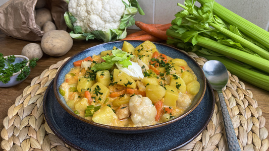 Cremiger Kartoffeleintopf mit Sellerie und Blumenkohl 