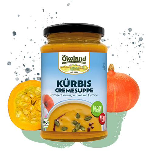 KI generiert: Ein Glas Kürbiscremesuppe von Ökoland, umgeben von frischem Kürbis. Text: "KÜRBIS CREMESUPPE".