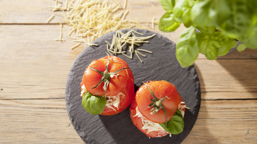 Rezeptbild für 242. Gefüllte Tomaten mit Hüttenkäse, Fadennudeln und Basilikum
