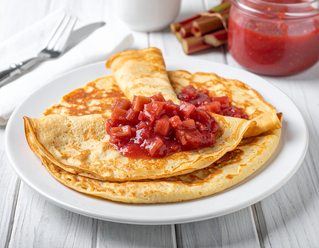 Pfannkuchen mit Rhabarberkompott