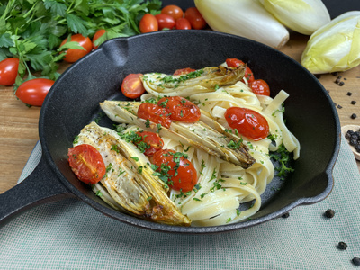 Ofenchicoree mit Tagliatelle und Tomaten