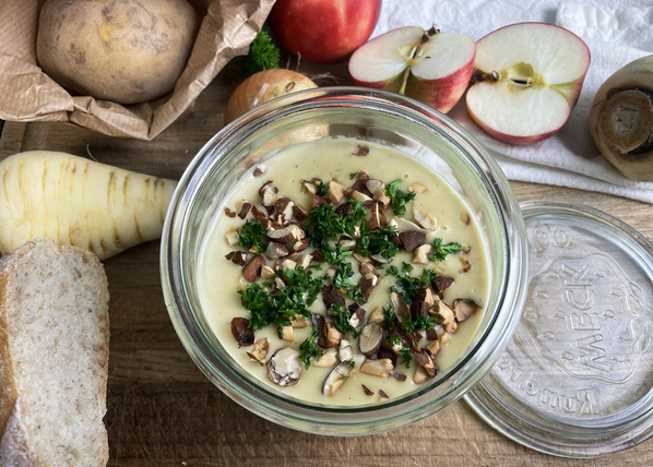 Pastinakensuppe mit Apfel 