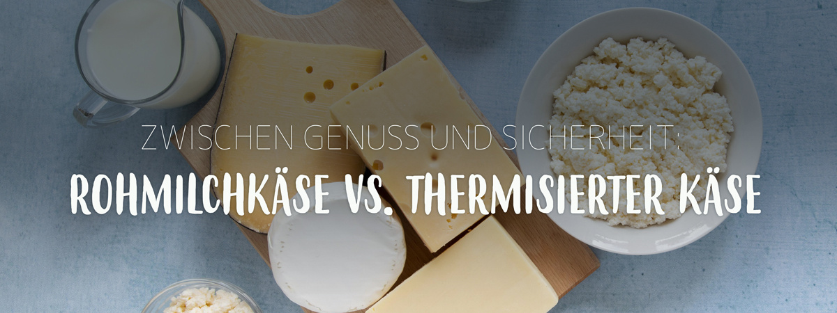 Das Bild zeigt verschiedene Zutaten, die typischerweise beim Raclette verwendet werden, wie Kartoffeln, Schinken, Käse und eingelegte Tomaten. Im Hintergrund ist ein Raclette-Grill zu sehen.