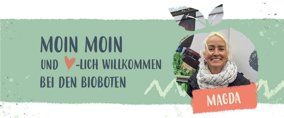 KI generiert: Eine Frau lächelt vor einer Collage mit der Begrüßung "Moin Moin und herzlich willkommen bei den Bioboten". Ihr Name "Magda" steht auf einem roten Banner unter ihrem Bild.